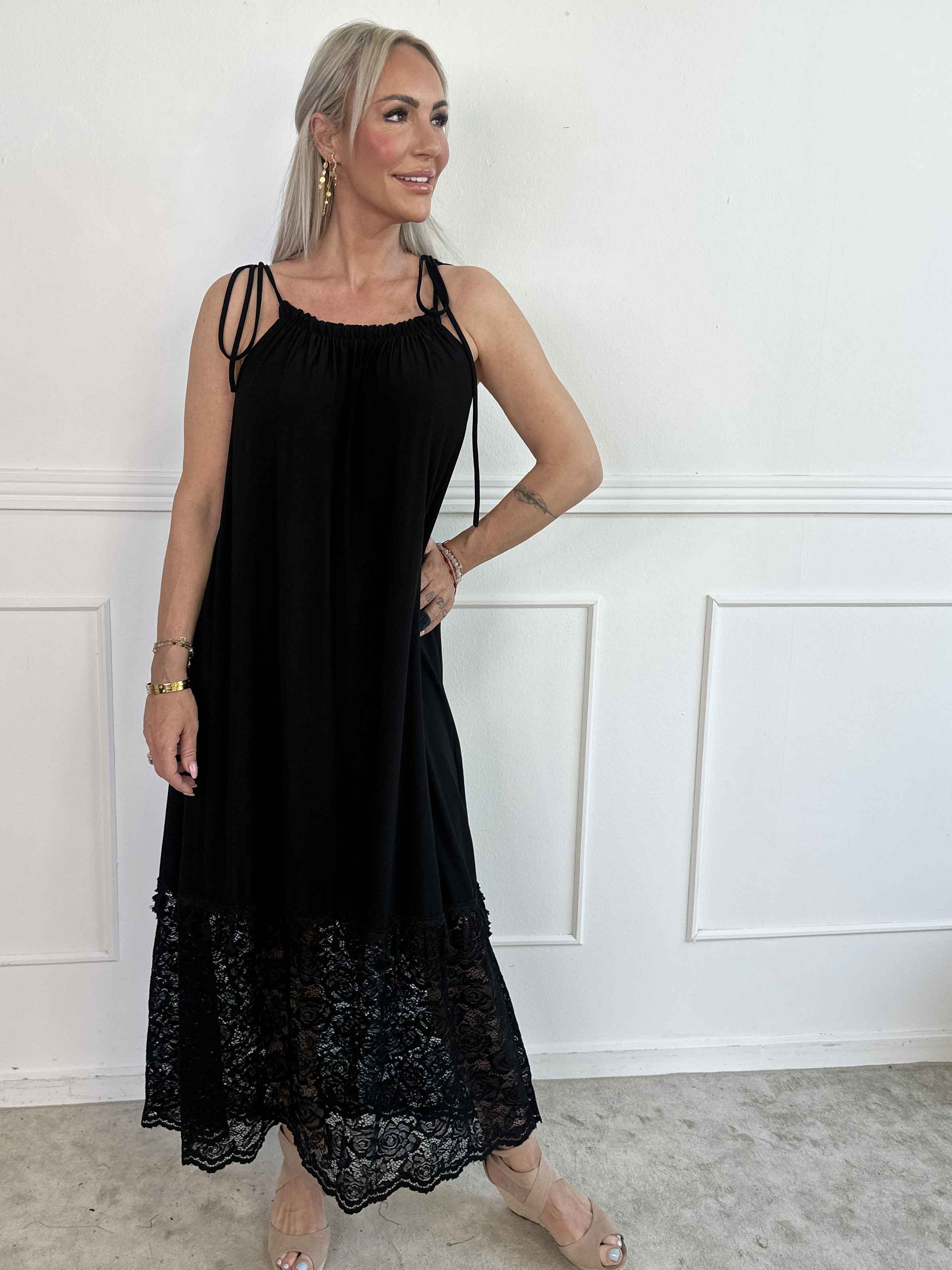 Willow - Lång elastisk klänning med spets nedtill